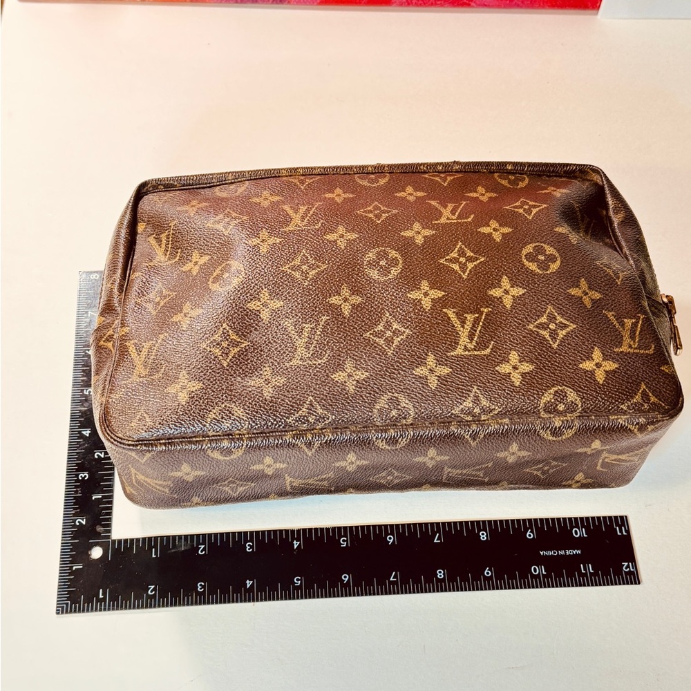 Louis Vuitton Brown and Gold Monogram Toiletry bag - Picture 2 of 15